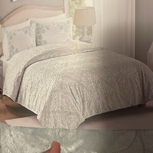 Sculpted Blanket - Luxurious Gray